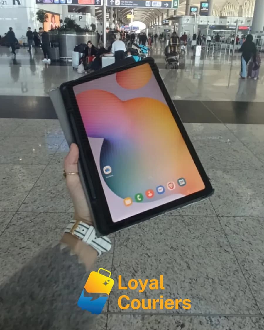 Terminalde elde tutulan, ana ekranı açık bir tablet.