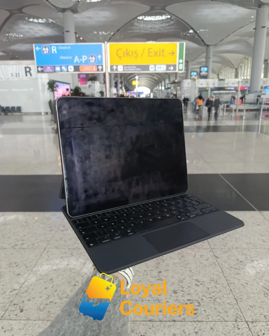 Terminal zemininde klavyesiyle dik duran bir tablet.